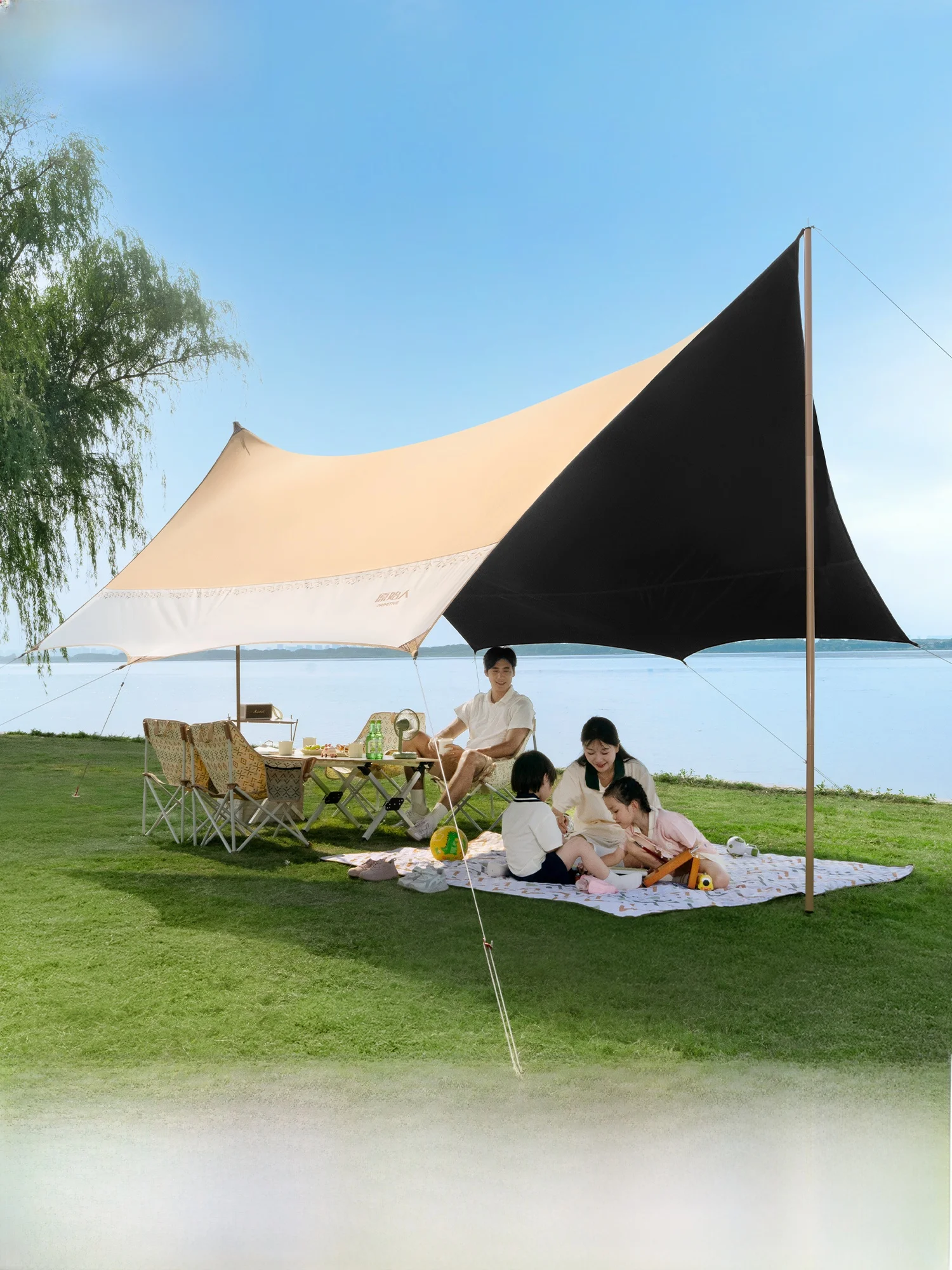The Primitive 黒ラバー製テント：一体型で瞬時に展開、日除け機能を備えた快適アウトドア実現