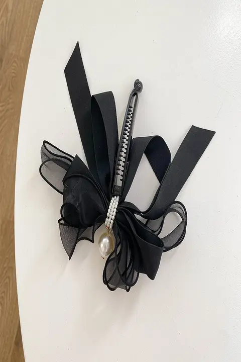 優雅なデザイン！無痕のサメ型ヘアクリップ【女性用・高級感・後ろ髪用】