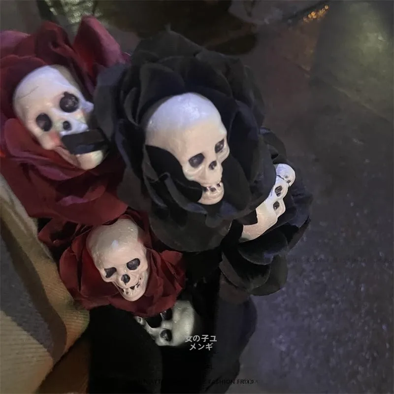 スカルデザインのフェイクローズ：ハロウィンイベントで活躍するコスプレ撮影用ジャックオーランタン