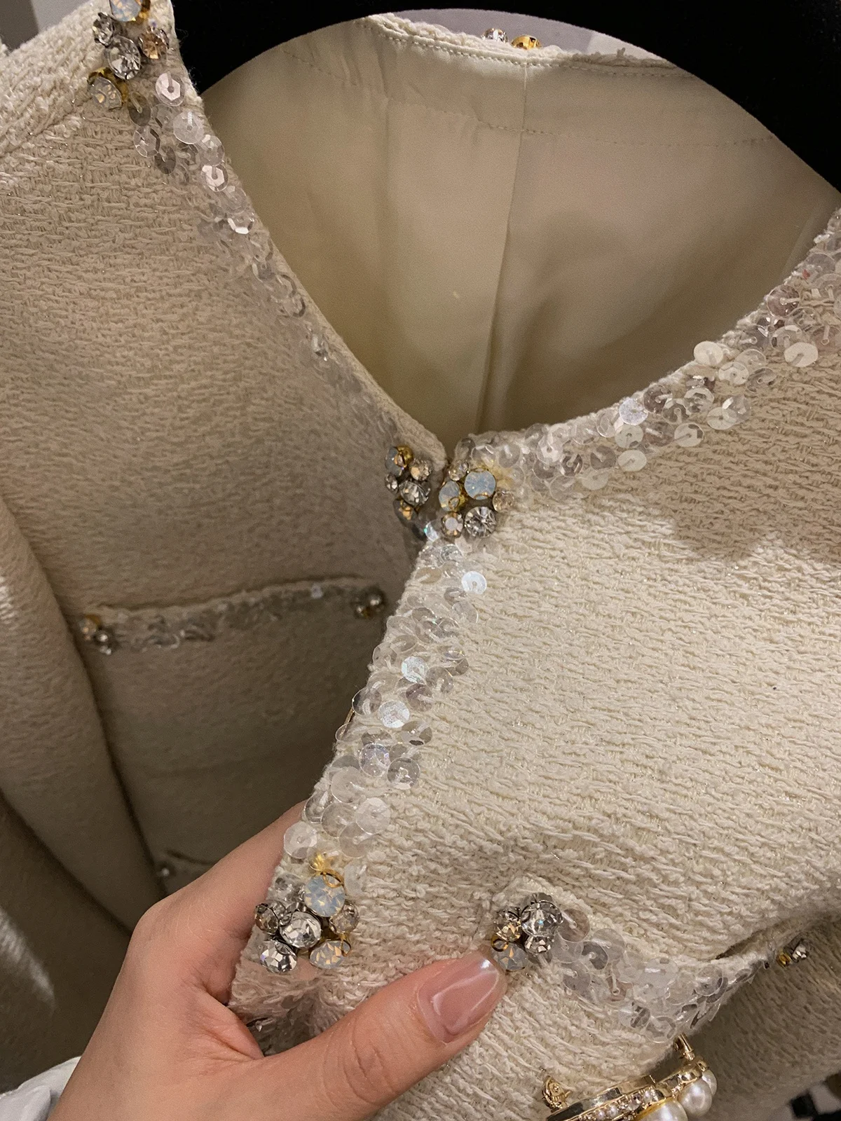 ビーズ刺繍入りツイード風ジャケット：女性向け秋のコーデに最適な華やかなアウター