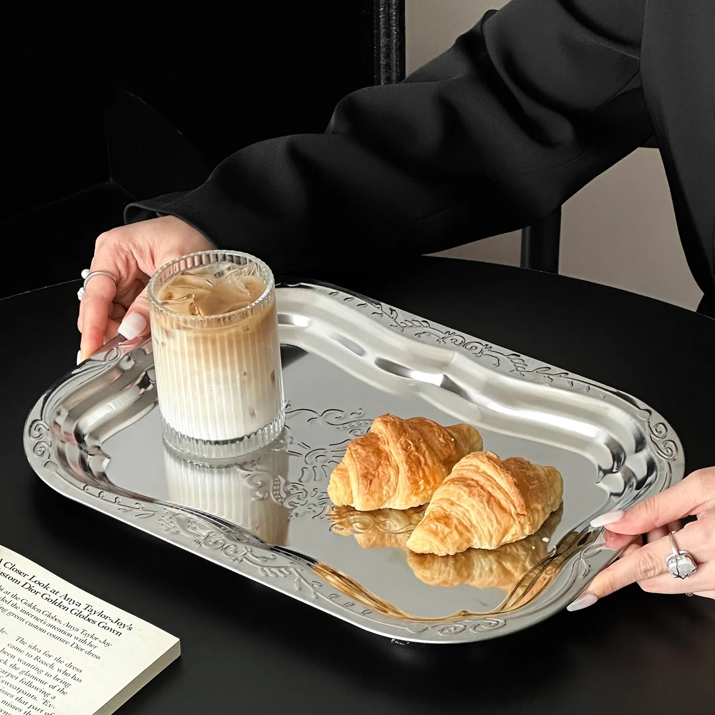 ヴィンテージスタイルのステンレストレイ：フランス風エンボス加工で収納効率を最大化