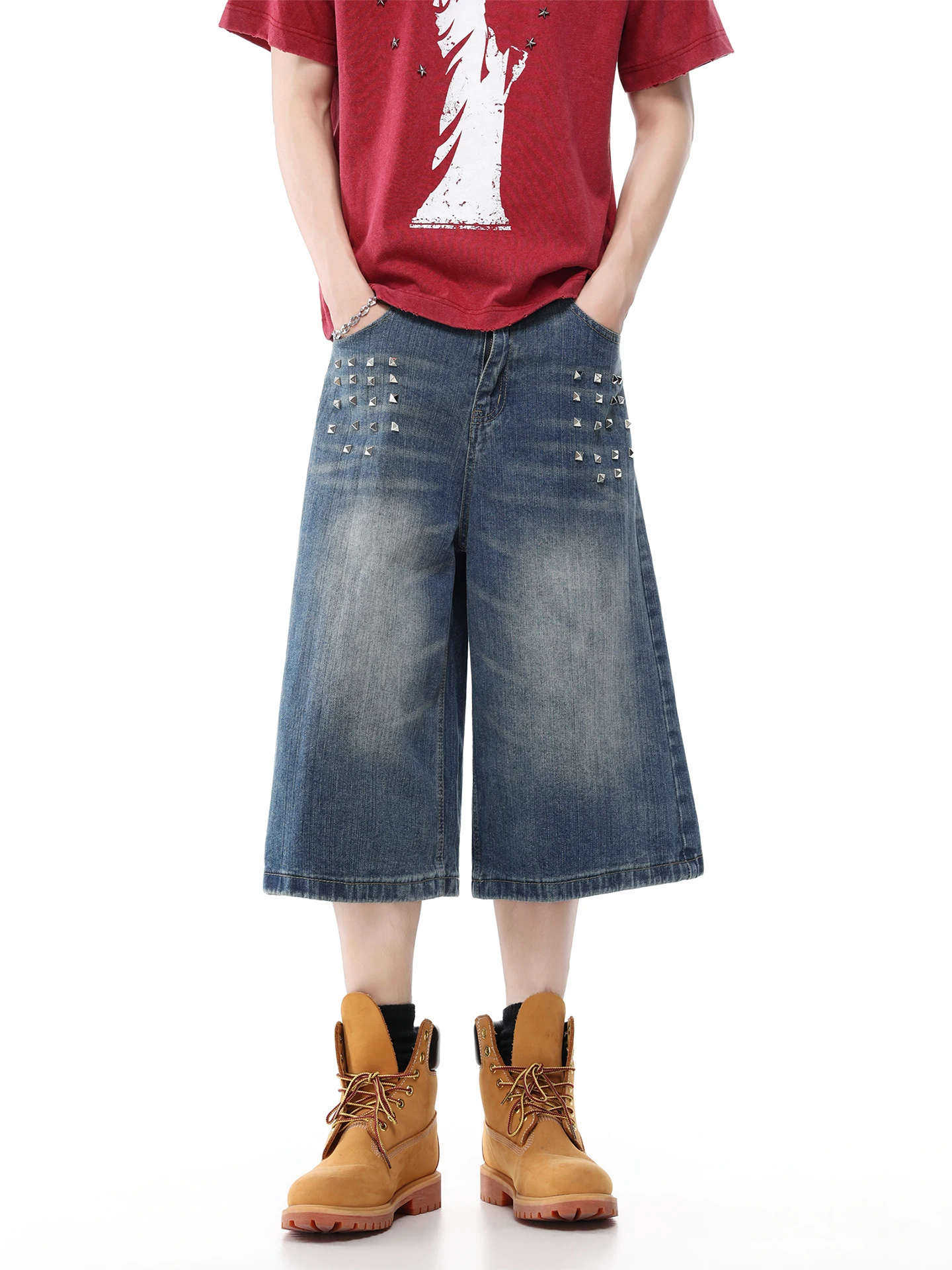 ワイドシルエットのデニムハーフパンツ：オーバーサイズリベットがもたらす着こなしの自由