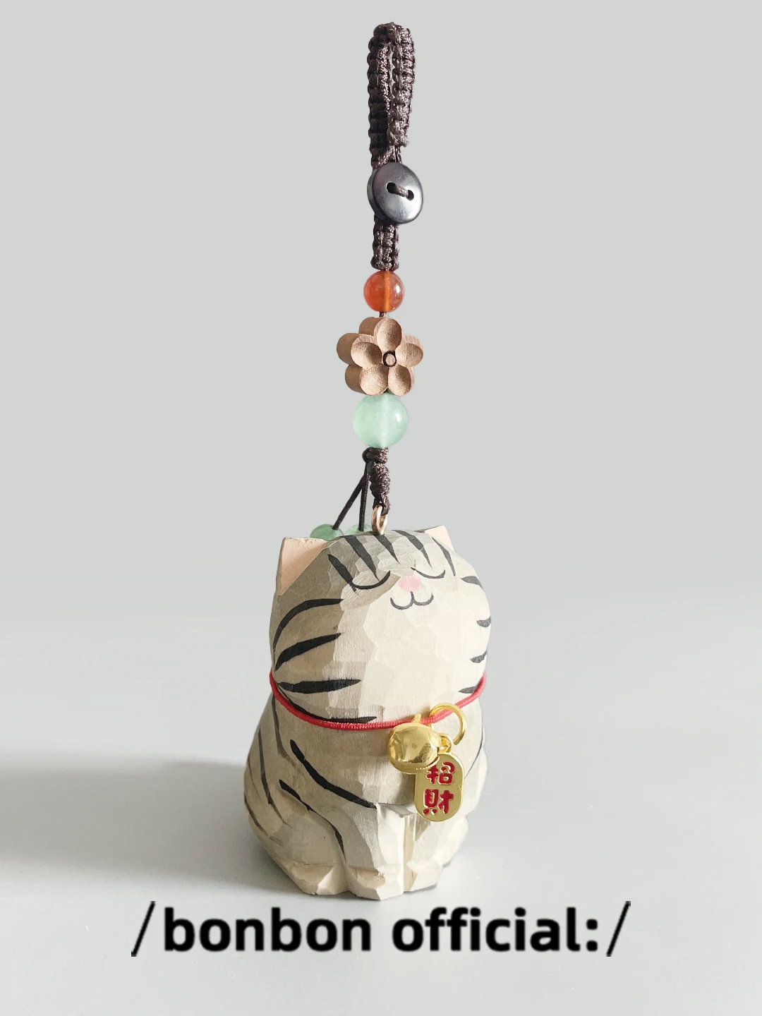 手作り彫刻のヒョウ柄猫キーホルダー：木製の招財猫デザインが贈り物に最適な理由
