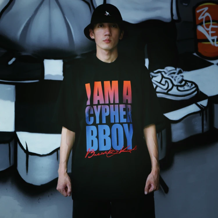 ビッグシルエットのTシャツで街を歩く気分は、本当に変わる？