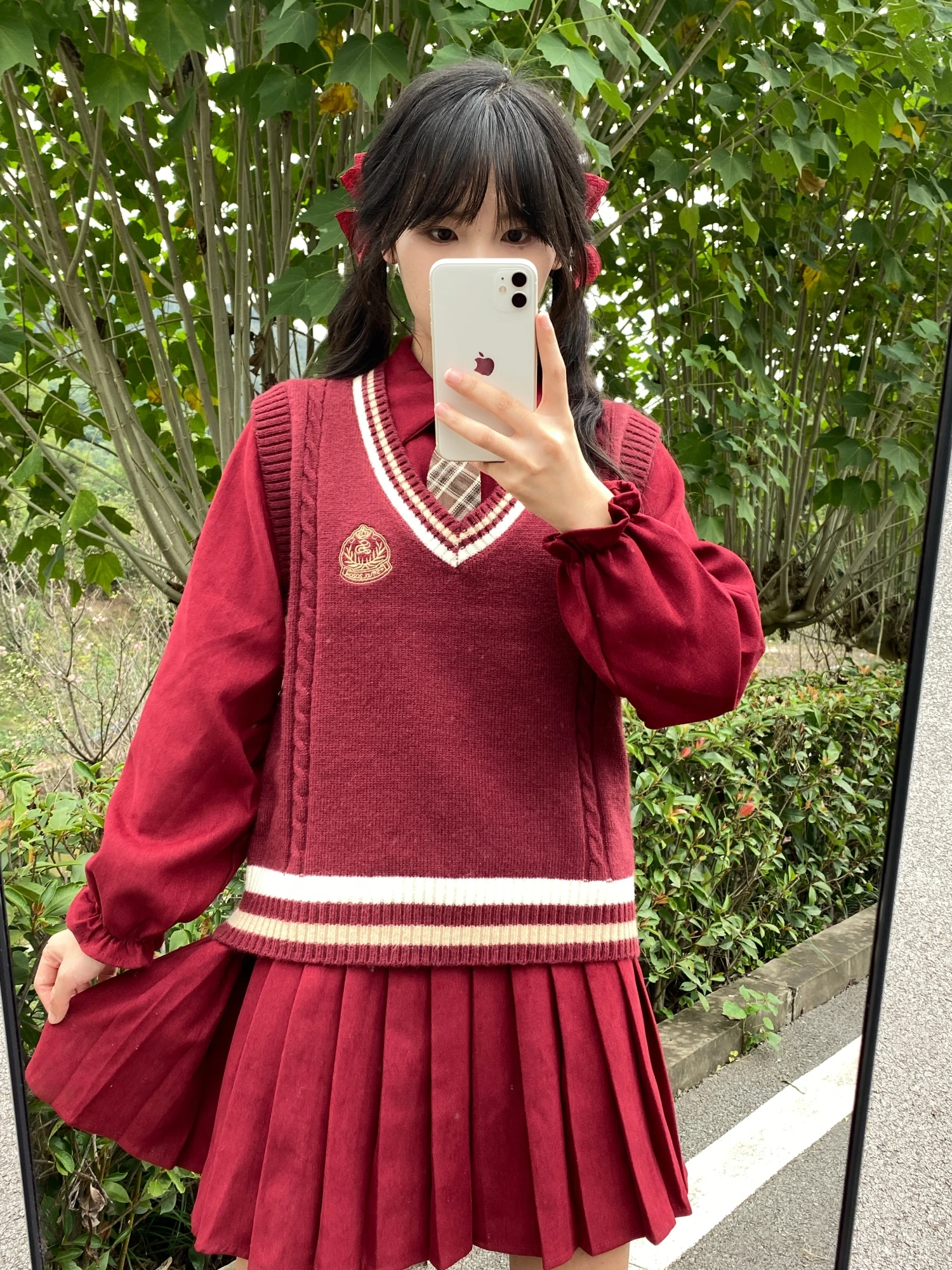 女子高校生向け学院風タイとニットベストセット：かわいいデザインと実用性のバランス