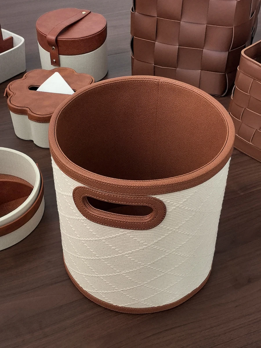 おしゃれなブラウンレザー製化粧品収納箱：浮彫りデザインで寝室や衣橱を整える