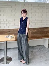 Vネックデニムベストとストライプワイドパンツのコーディネート【夏用・女性】（セットアップ対応）