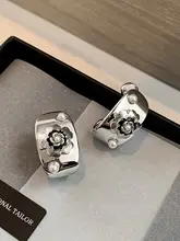 個性的なデザインのパールピアス【純銀製・軽やかな高級感】