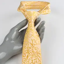 スタイリッシュな男性用花柄ネクタイ【金色・白色・八センチ幅・結婚式用】