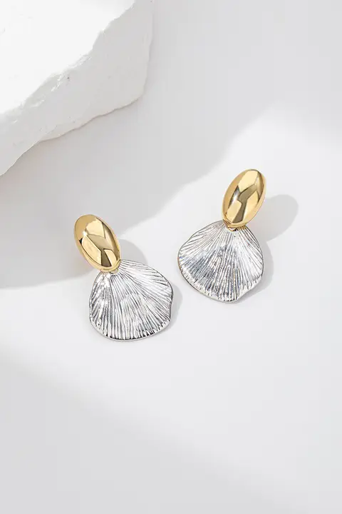 シンプルな貝殻ピアス【エレガントフレンチスタイル・通勤用・ユニークデザイン】