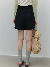 ウエストゴムバンド付き ギャザー飾りの夏用ルーズショートパンツ【スタイル・フリルデザイン】