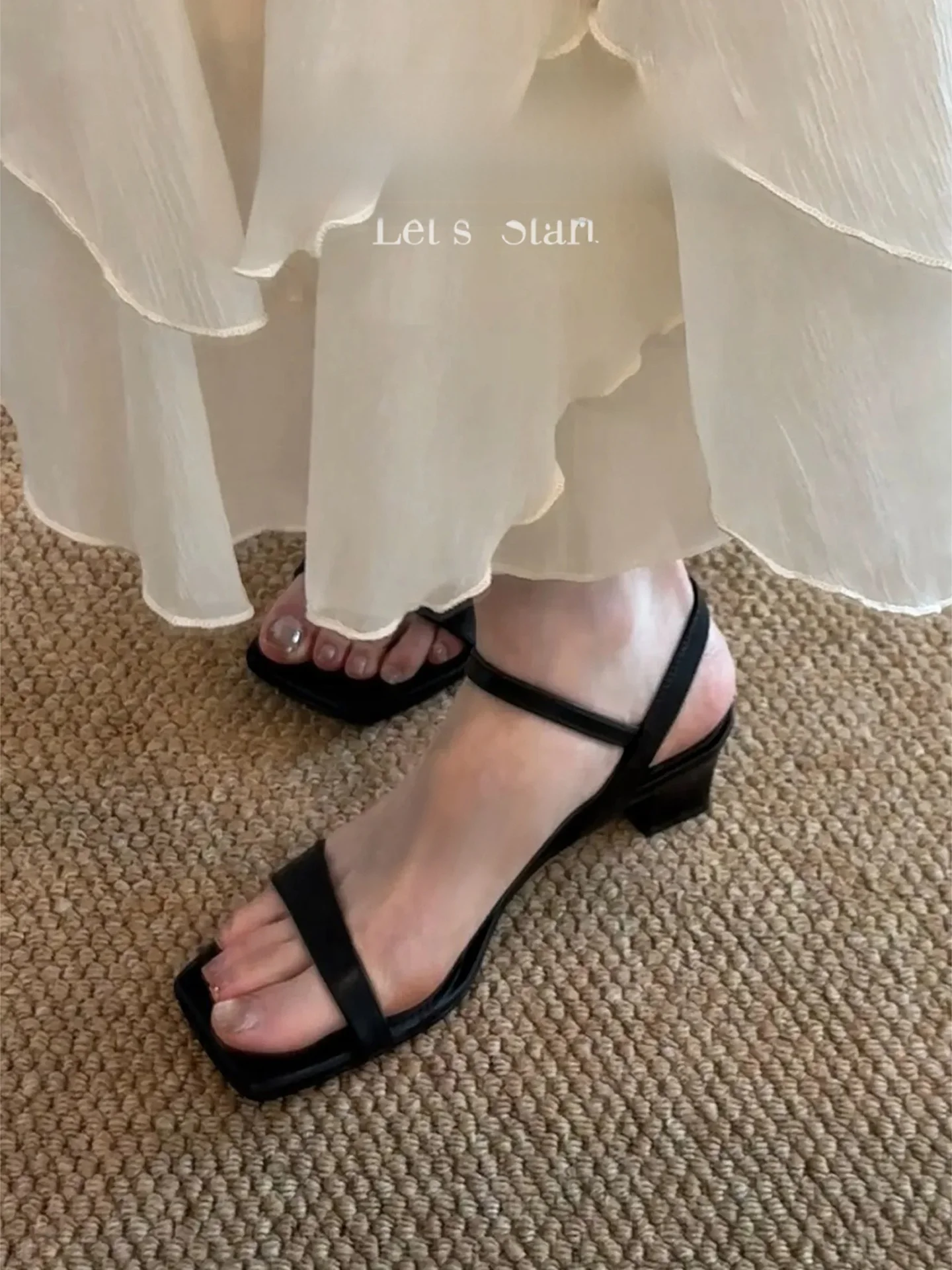牛革製ワンストラップサンダル：复古風の夏用中跟サンダルで足元を美しく