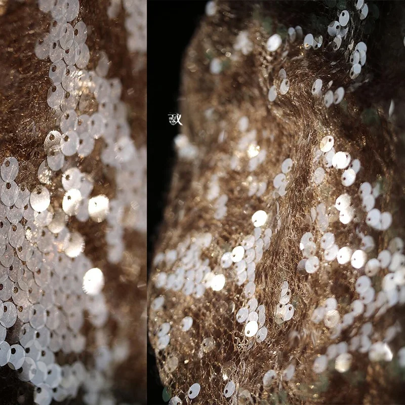 深い琥珀色のラメチュール生地：メッシュ透け感ブラウンチャイナドレス用素材の特徴と実用性