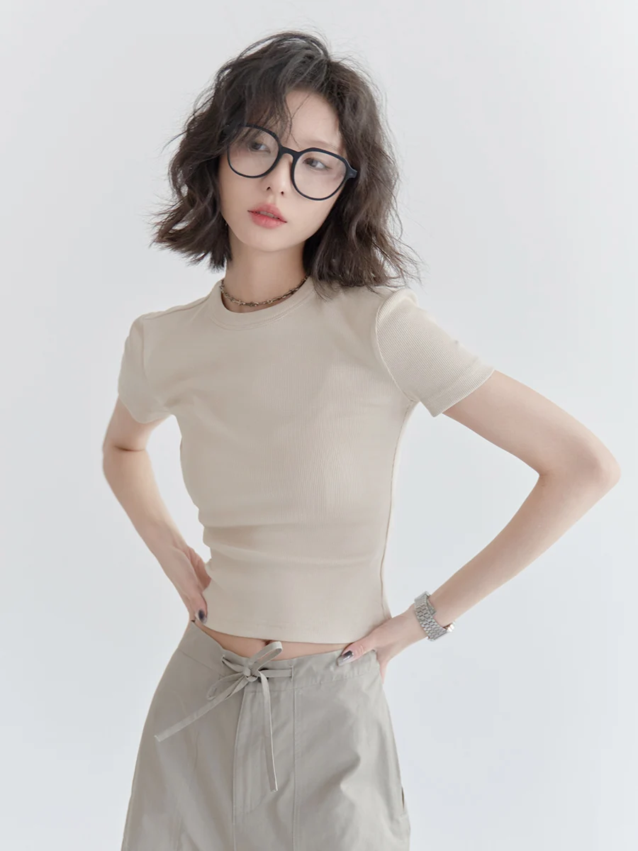 大人可愛い服 40代コーデ | シンプル短袖Tシャツのデザインと着こなしポイント