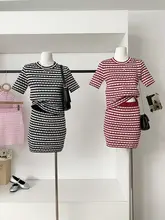ストライプデザインの上品なブラウスとスリムなミニスカート【春夏向け・ファッション・セットアップ対応】