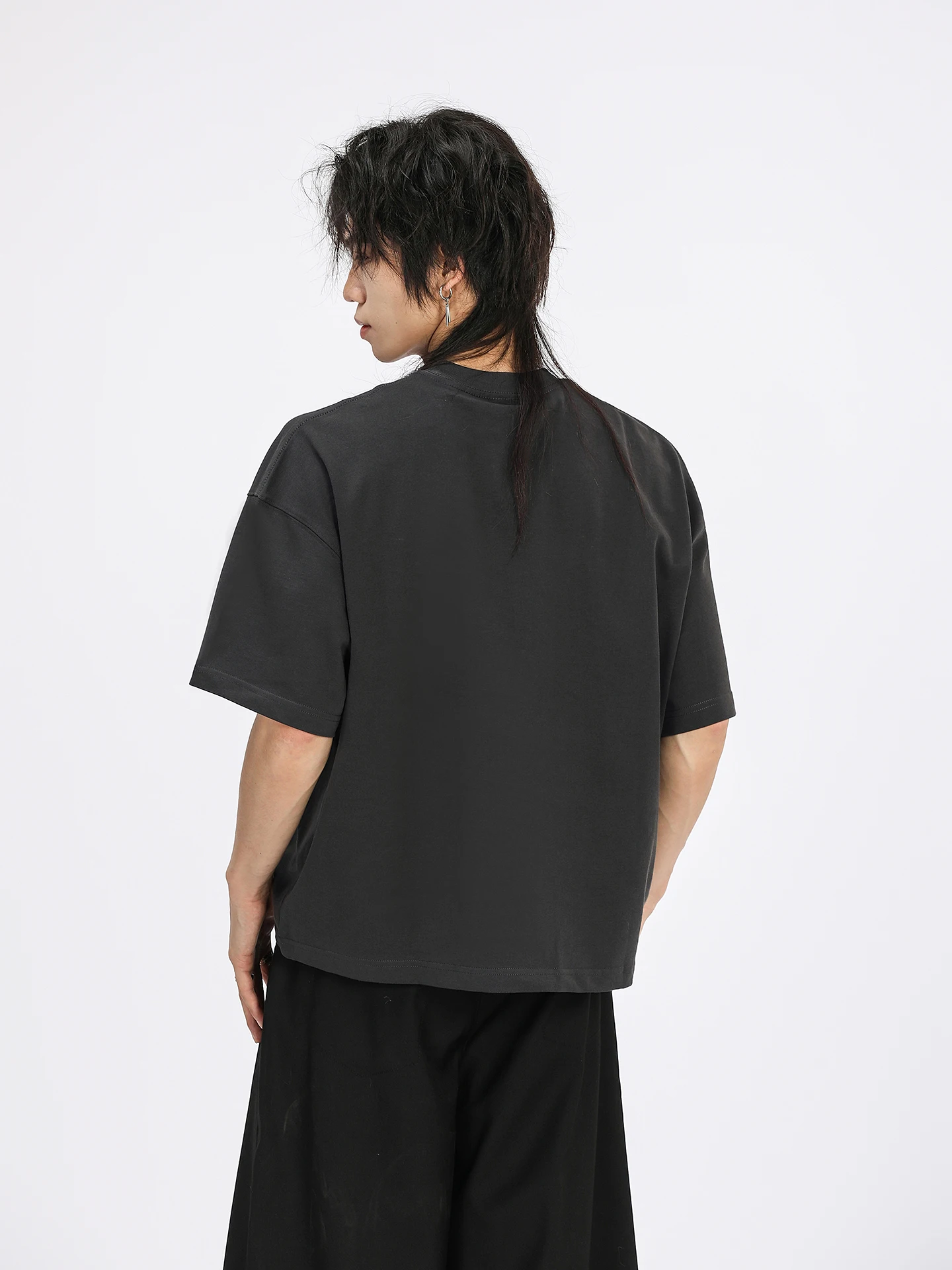黒Tシャツで失敗する理由は？実は「シンプルすぎる」のが最大の間違い！