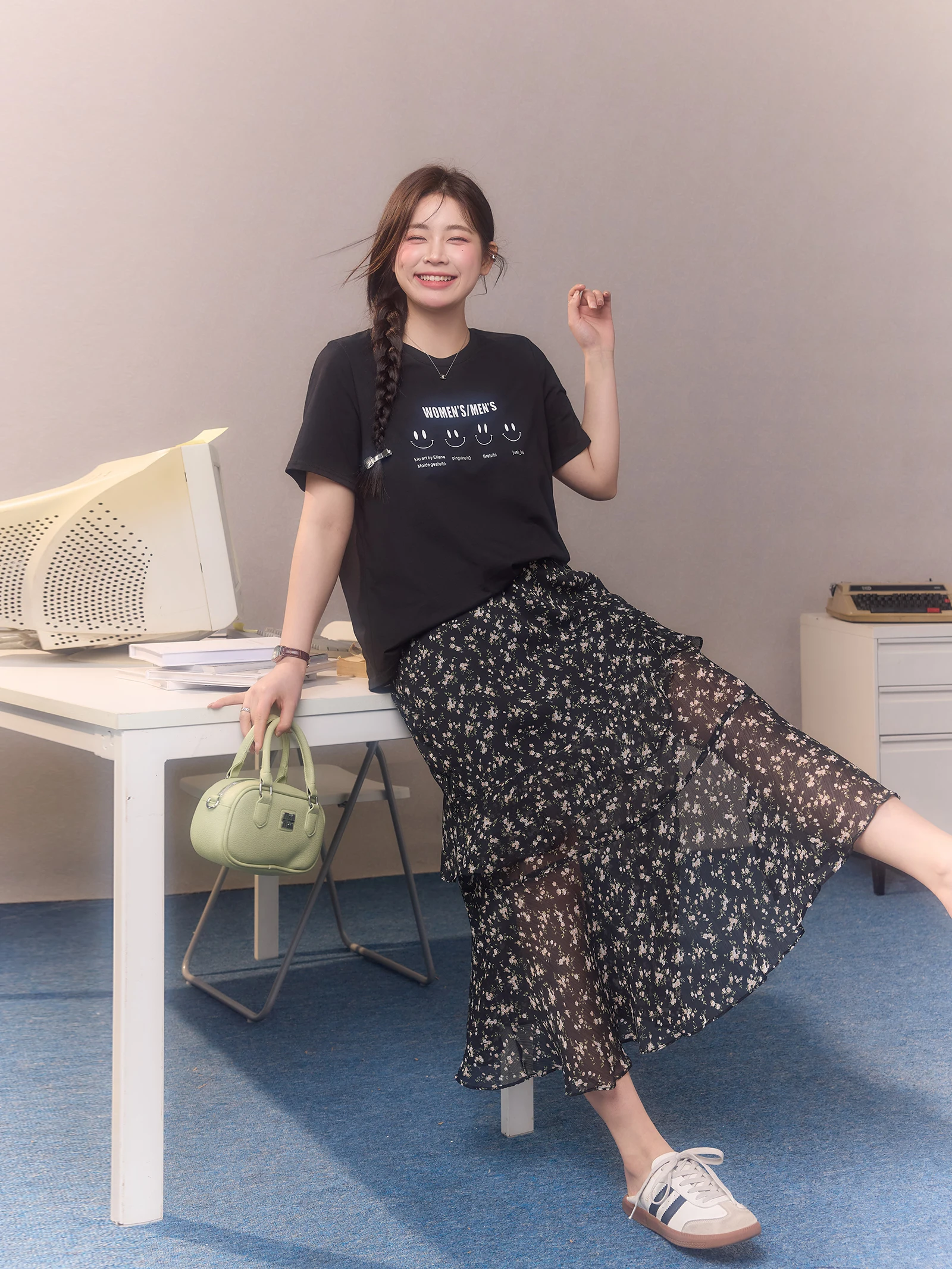 黒のTシャツと花柄ケーキスカートセットアップ：サイズ選びで失敗しない方法