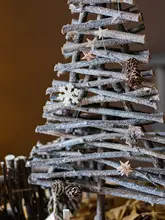 ゴールドのツイストフェザータワークリスマスツリー【ホテルディスプレイ用・アートデザイン・インテリア装飾】