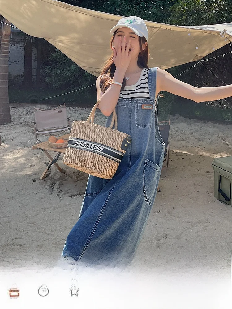ワンピースとデニムパンツのコーデでどちらがおすすめ？実は、夏の街歩きに最適な「背带デニムワンピース」が登場！