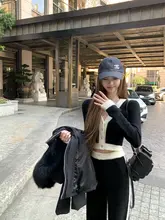 撞色ニットプルオーバーとパンツのカジュアルコーデ（セットアップ対応）