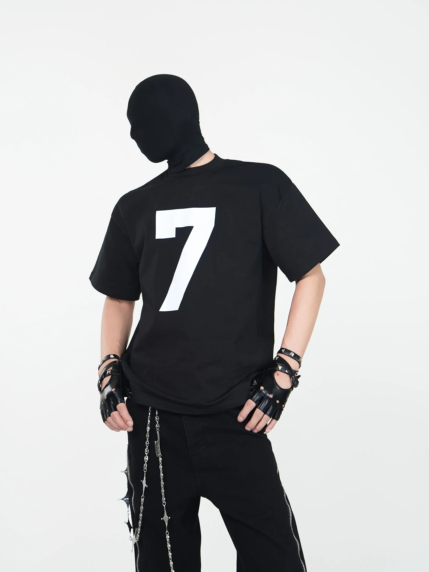 白Tシャツを選ぶべきか？それとも黒Tシャツがいいの？夏のファッションで迷ったらこの1点を押さえて