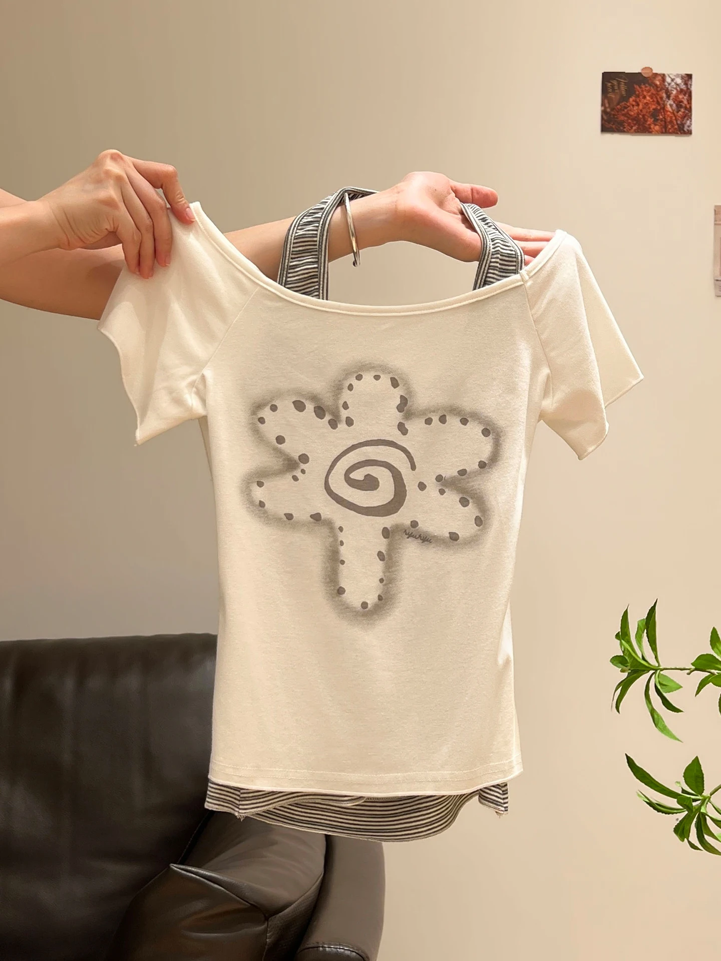 黒の斜め肩デザインタンクトップ 刺繍のトレンドと実用性