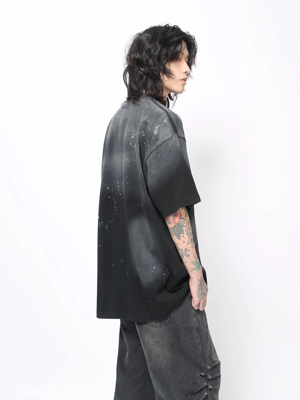 色あせたtシャツを元に戻すのは無理？そんな悩みを解決する、リアルな復活スタイルとは