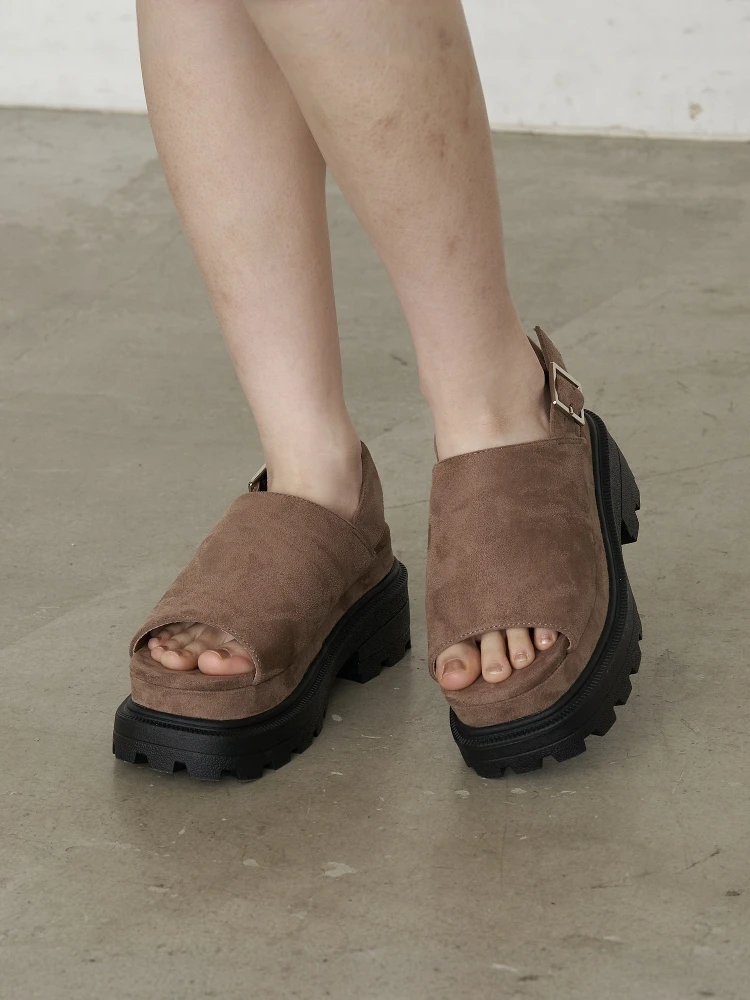 厚底サンダルを「ダサい」と思っても、実は毎日使える理由は？