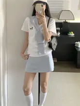 おしゃれなデザインのVネック短袖Tシャツとミニスカートのコーディネート（セットアップ対応）