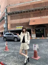 トレンディな工装ジャケットとショートパンツ（セットアップ対応）