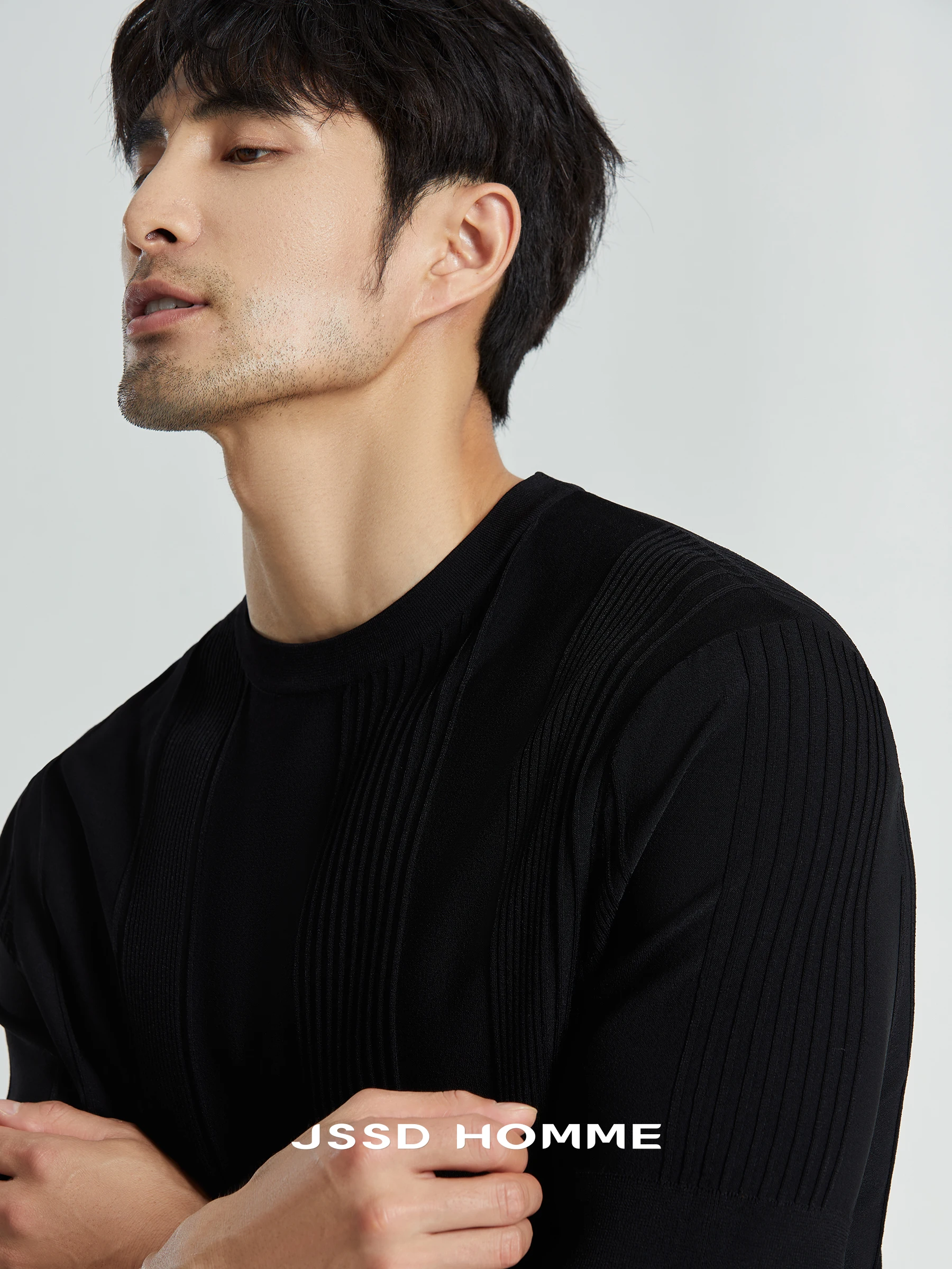 メンズ コーデの基本ルールとは？ニット素材クルーネックTシャツの色合わせとサイズ展開