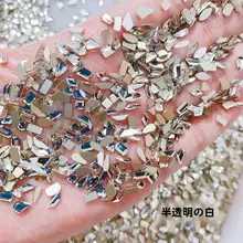 極上の柔らかさの白鹅绒ネイルアート装飾【白色水晶・平底・多角形デザイン・きらめき】