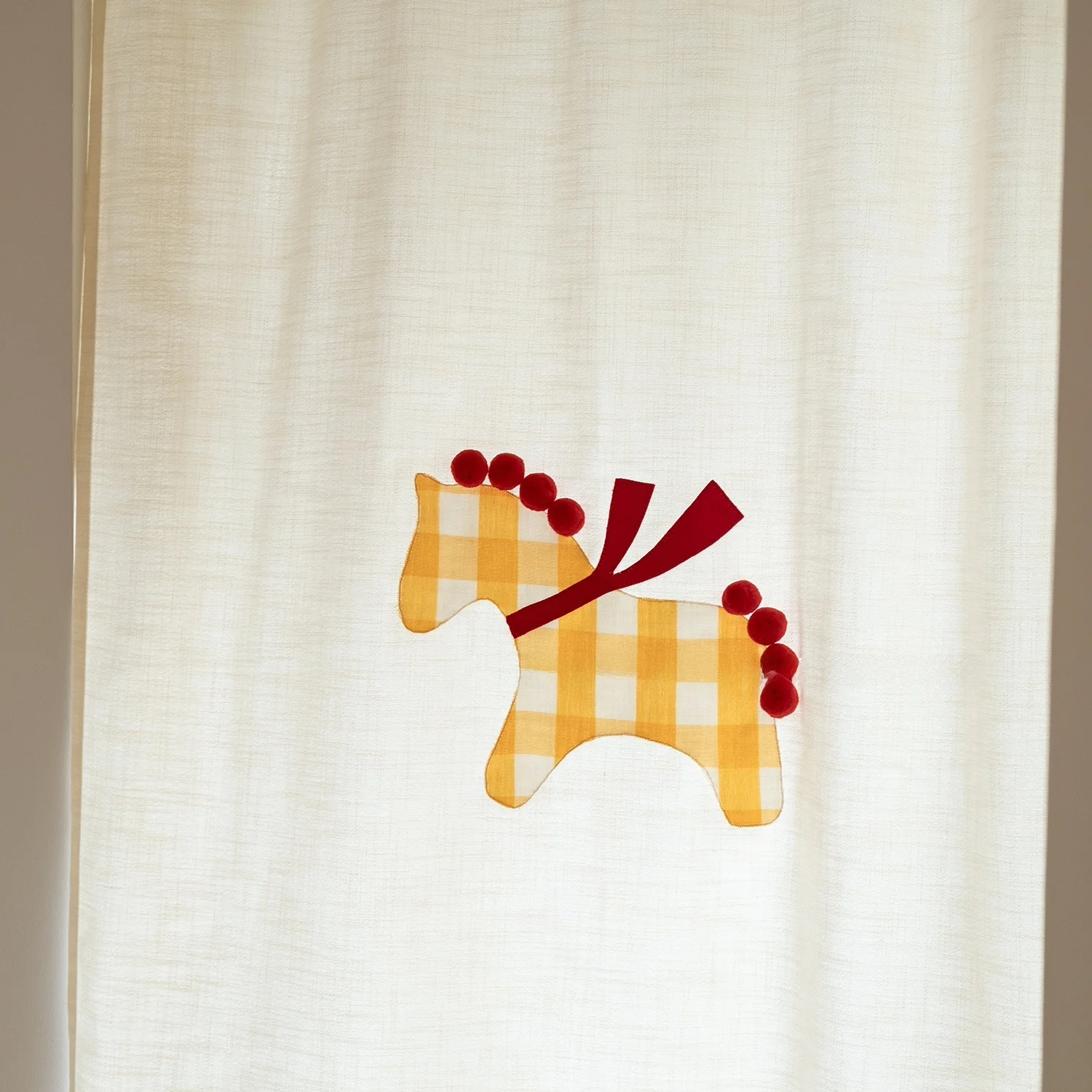 手作り布絵刺繍付きカーテン：可愛いフワフワボールデザインで空間を彩る