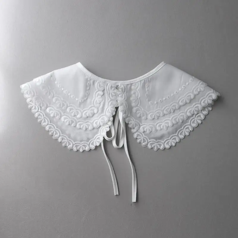 コクーンシャツとしてのレイヤードデザイン花柄刺繍アイテム：大きめラペルと結び紐が実用性を支える