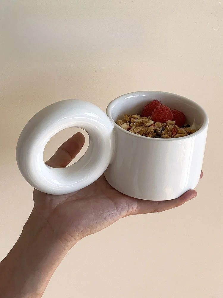 大きなハンドル付きドーナツデザインの陶器マグカップ：お菓子カップ容器としての実用性と特性