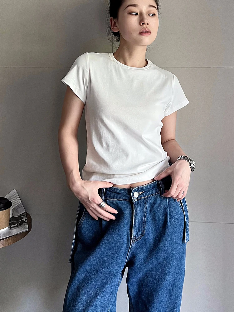 大人可愛い服 50代コーデに最適な白色ラウンドネックショートスリーブTシャツ