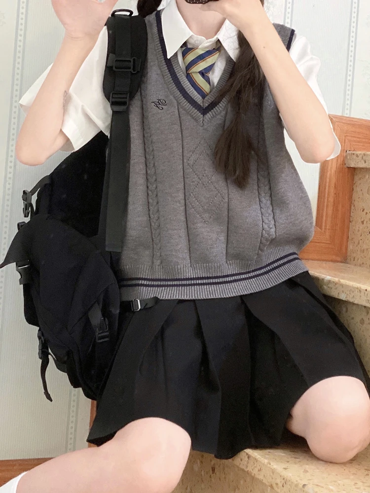 大人可愛い服 40代コーデの秘密：VネックタイトフィットTシャツで心の余裕を生む