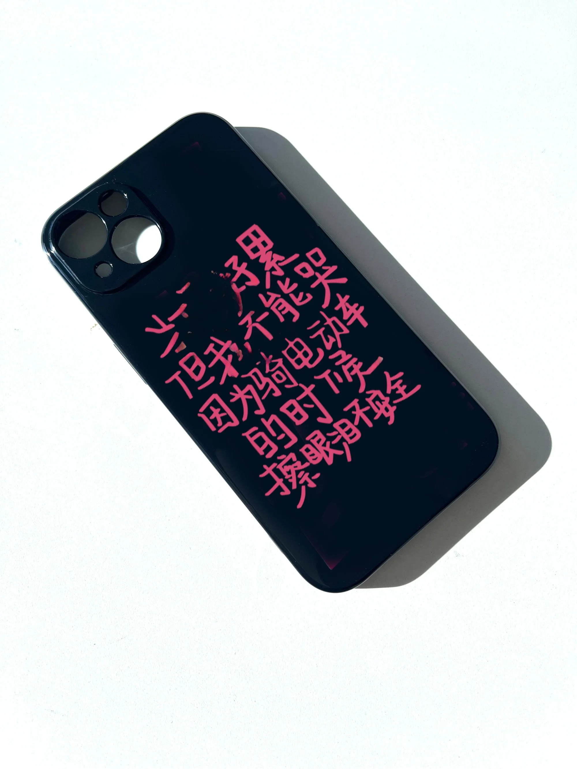艶やかな全面カバーのスマートフォンケース：iPhoneおよびAndroid機種対応の光沢ソフトシェル選びのガイド