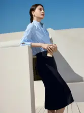 ブルーストライプのシャツとタイトスカートのビジネススーツ【女性用・ホストシーン対応】（セットアップ対応）
