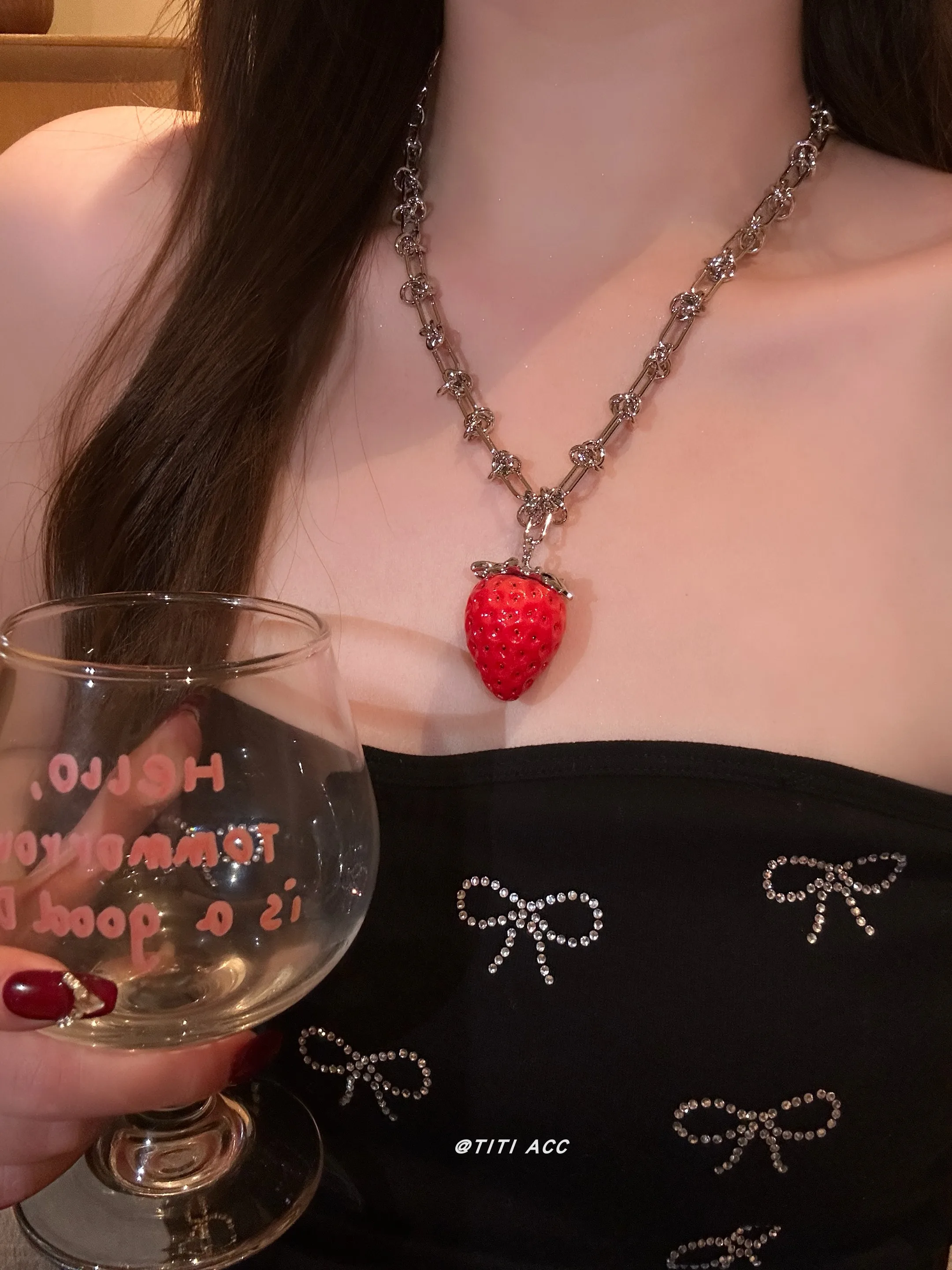 赤いイチゴペンダントとパールの組み合わせネックレス：甜酷風の女性向けアクセサリー選びの実証