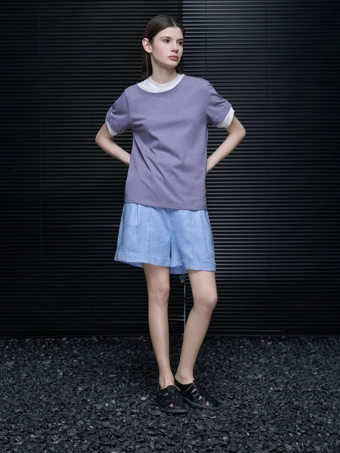 「tシャツ 2枚重ね」で失敗しないコーデは？バイカラーのクルーネックTシャツが解決する理由