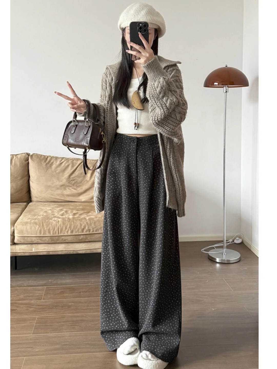70年代風格150cm向けグレー小花柄ワイドパンツのスタイルとフィット感を徹底解説