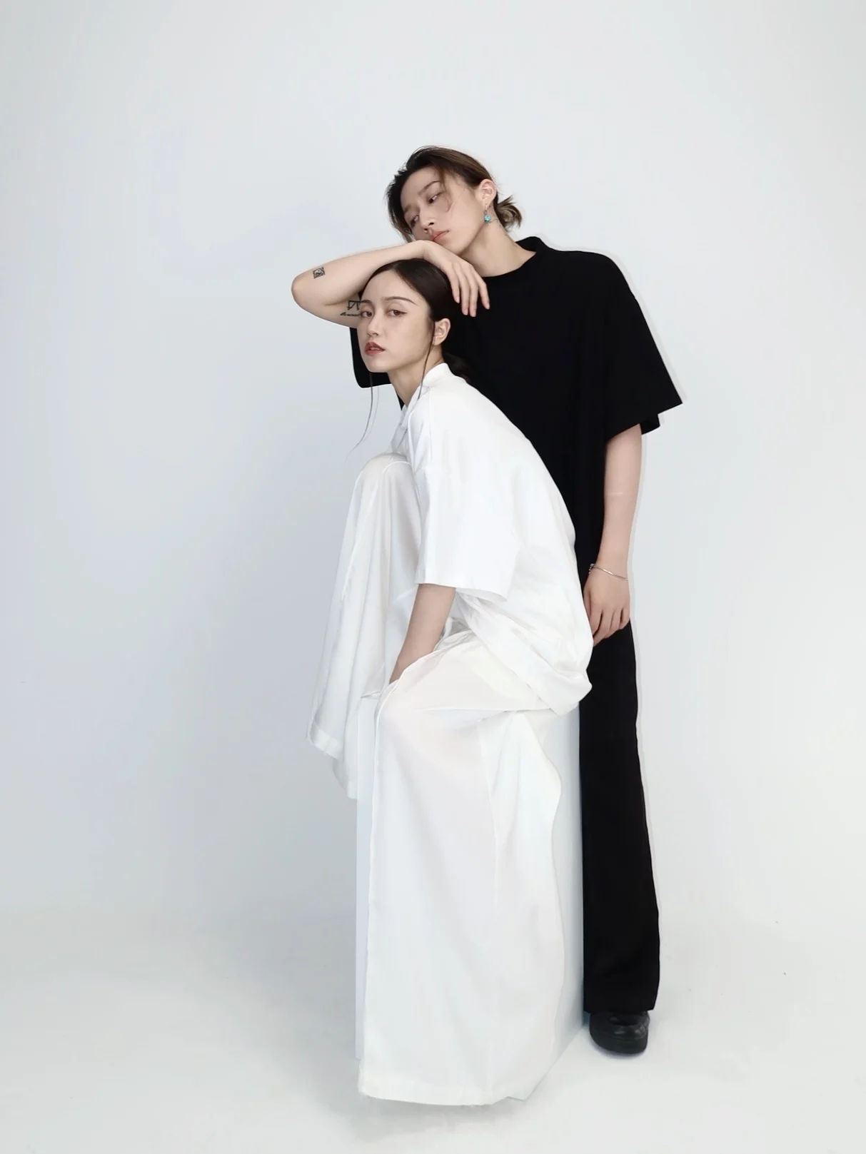 春コーデの基本を徹 底解説｜シンプルTシャツが支える自然なスタイル