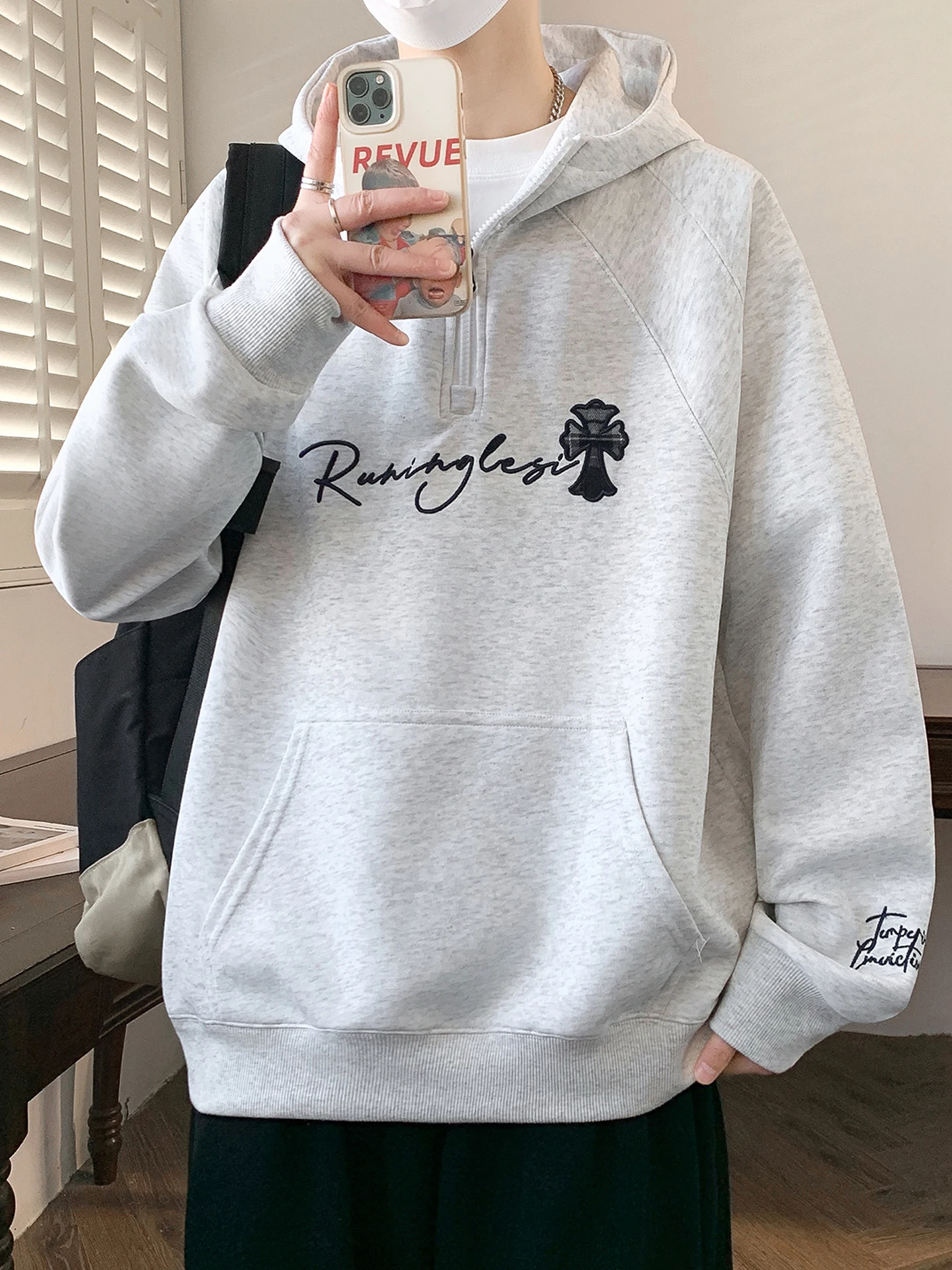 高校生 メンズ コーデ で「自信が出る」アイテムは？春秋用 フード付きスウェットシャツの選び方