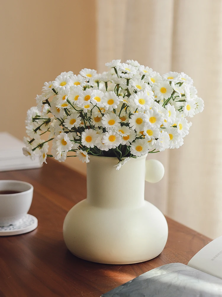 梅雨に備えて買うべき！装飾花の実用性と心理的効果を徹底解説