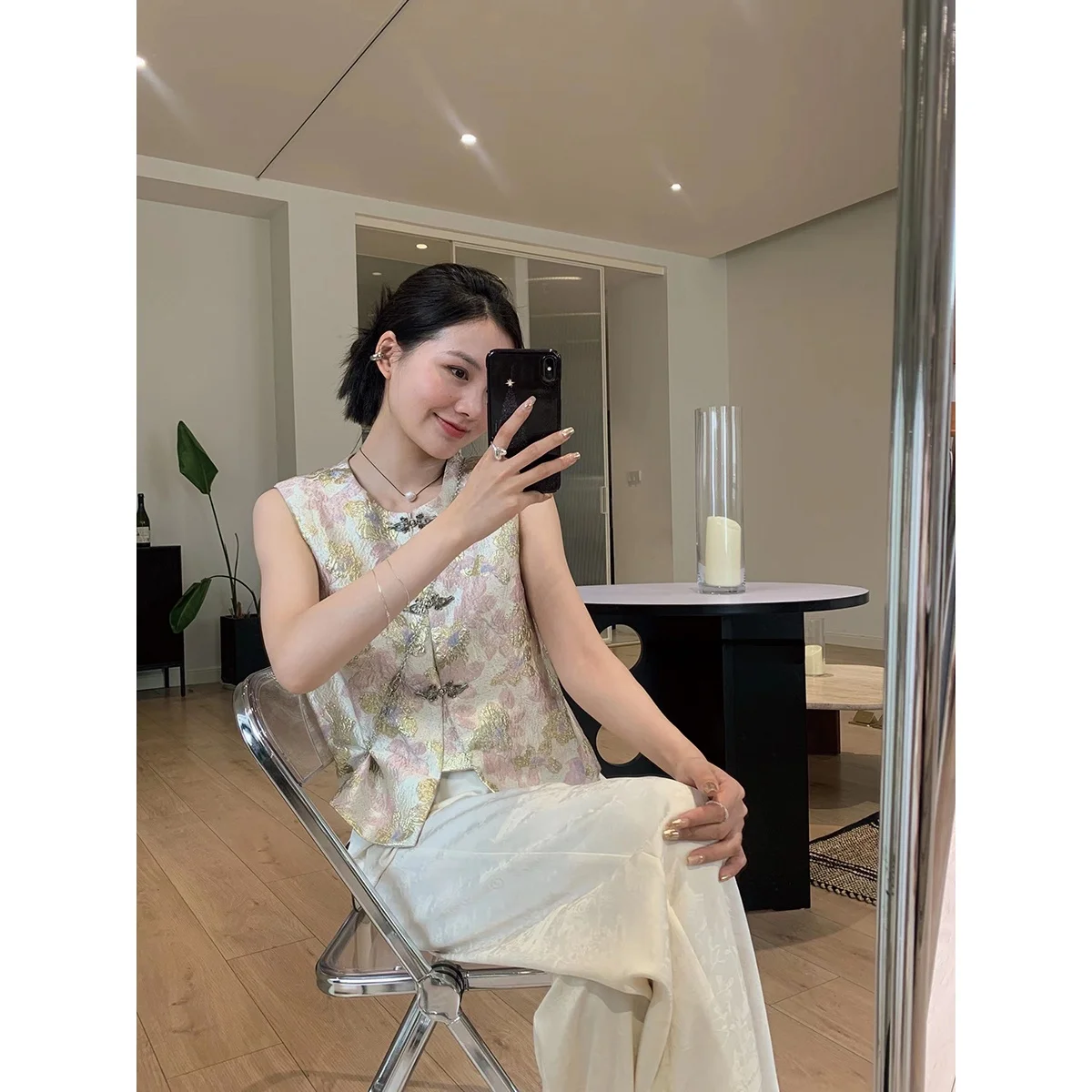 春に何を着る？新中式デザインのダウンベストとパンツセットが、季節  の移り変わりを美しく彩る
