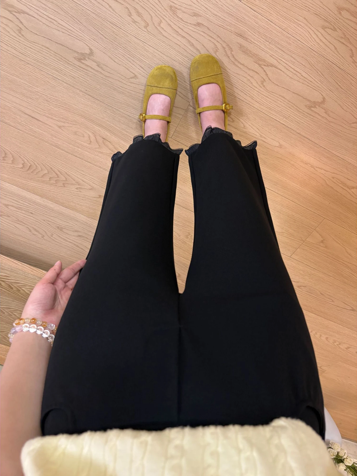 小柄な女性向けレースエッジカジュアルパンツ：涼感とスリムシルエットで通勤シーンを快適に