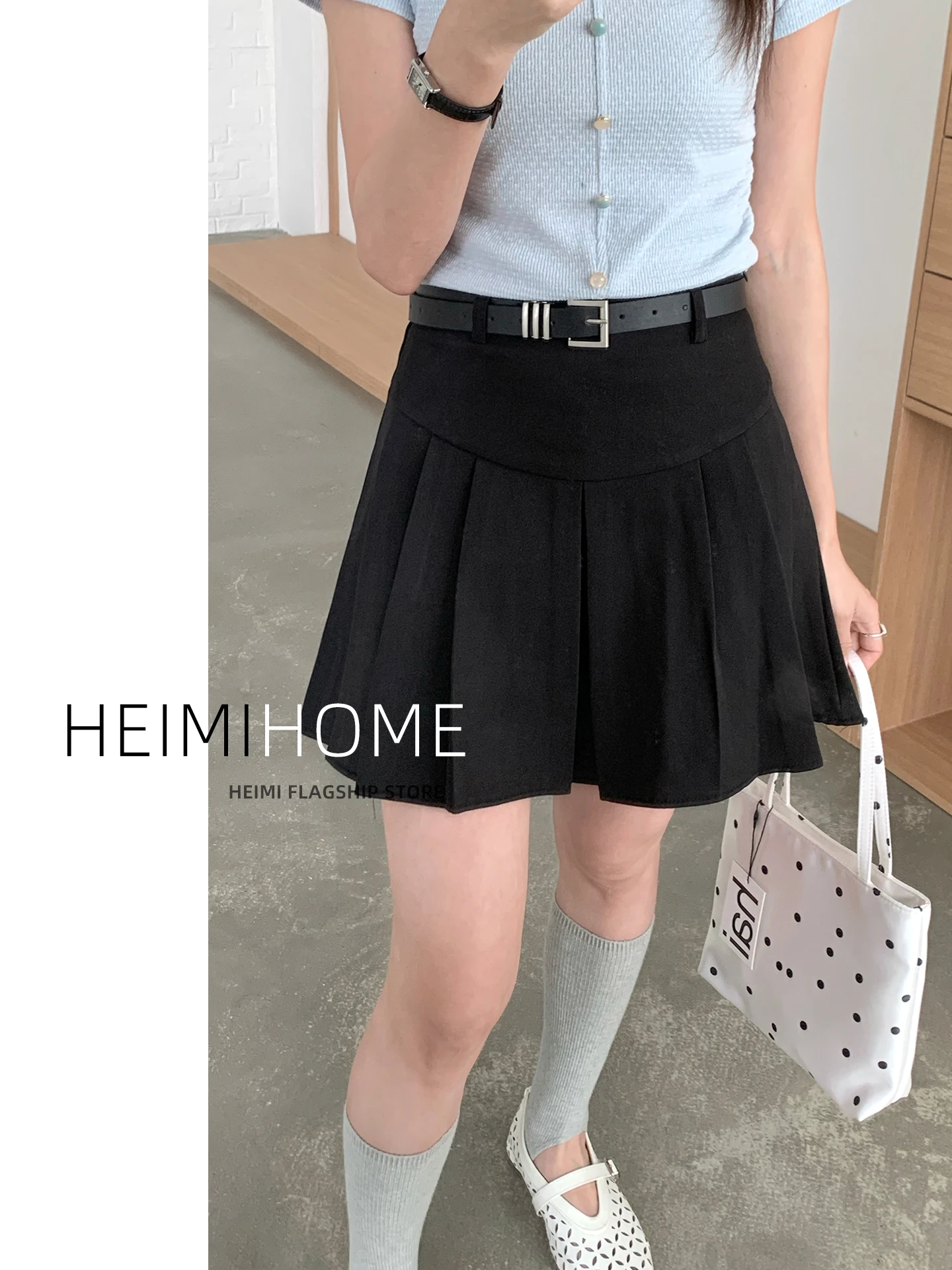 ブラックJKプリーツスカート：20代女性の通勤スタイルに最適なAラインショートスカート