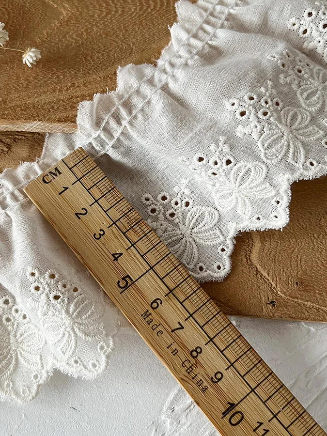 つけ襟 フリル とは？法德森のレース刺繍花柄コットン生地で実現する着こなしの技術