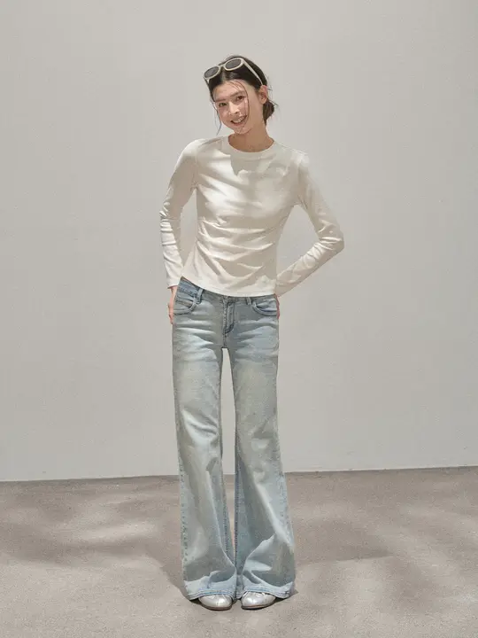 白色ラウンドネック長袖Tシャツ【タイトフィット・ウエストマーク】